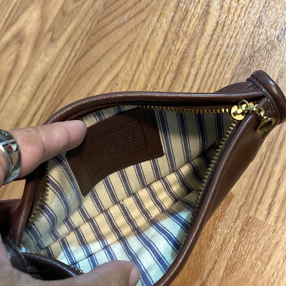 Coach pouch brown leather lined on the inside no serial number vintage scratches - Picture 10 of 10
